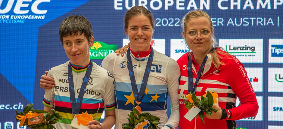 Emma Lund (th.) med EM-bronzemedaljen om halsen i Østrig.